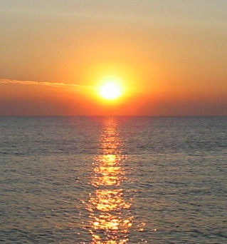 Sunrise_over_the_sea.jpg