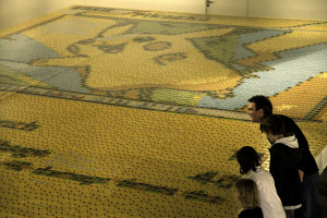 People_viewing_the_record_breaking_mosaic